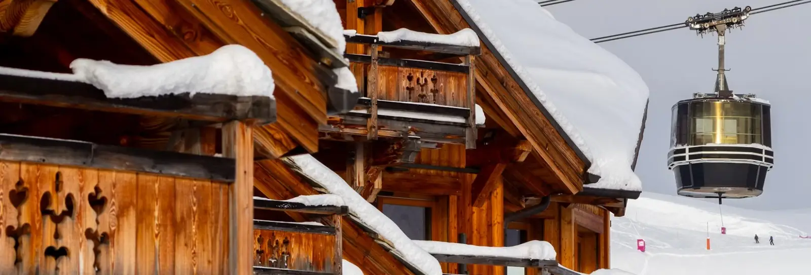 Chalet de montagne enneigé avec télécabine - Couleur Nude, décoration de chalet